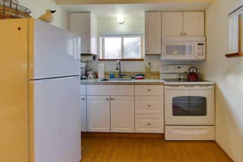Beaches Inn | Captains Cove Cottage 9