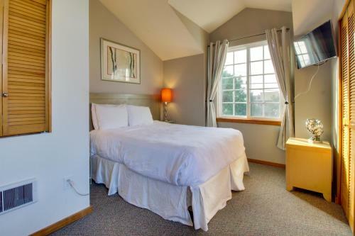 Beaches Inn | Pacific Surf Townhouse