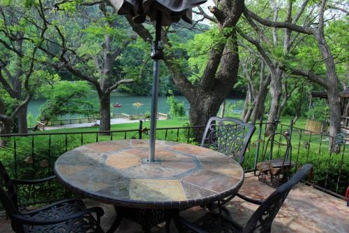Guadalupe River Getaway Home