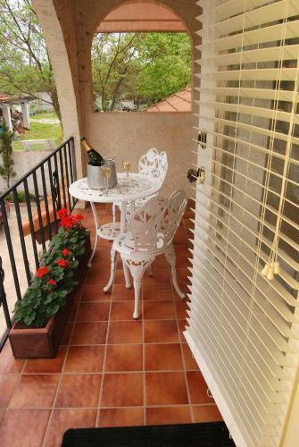 Lakehouse Bed And Breakfast