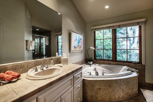 Blue Skies - Three Bedroom Home - 3712