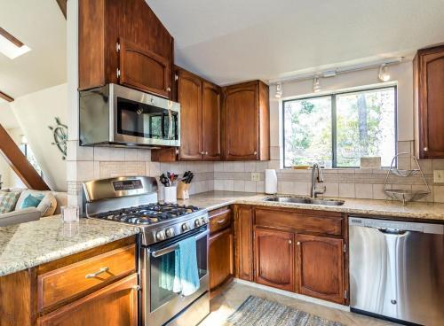 Sandy Toes Cottage - Three Bedroom - 3713
