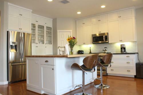 Gorgeous 3 Bedroom Home With Pool