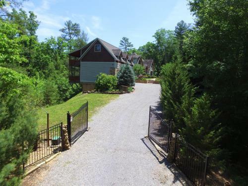 Birds Creek Mansion #650 - Six Bedroom Cabin