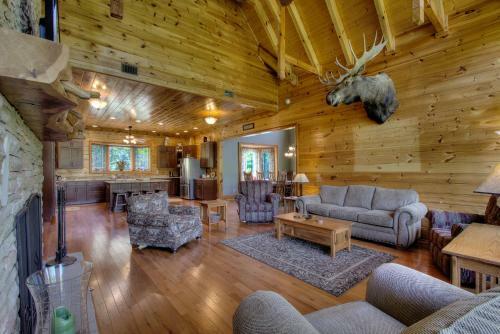 Birds Creek Mansion #650 - Six Bedroom Cabin