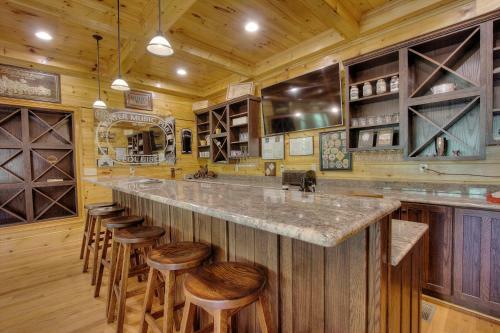 Birds Creek Mansion #650 - Six Bedroom Cabin