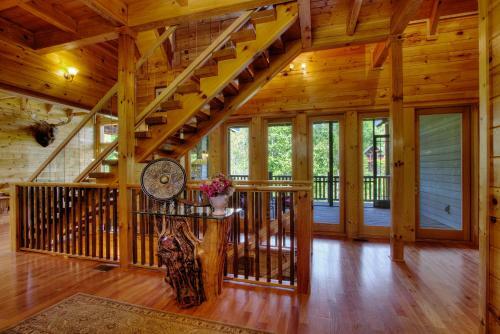 Birds Creek Mansion #650 - Six Bedroom Cabin