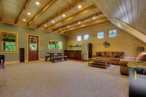Birds Creek Mansion #650 - Six Bedroom Cabin