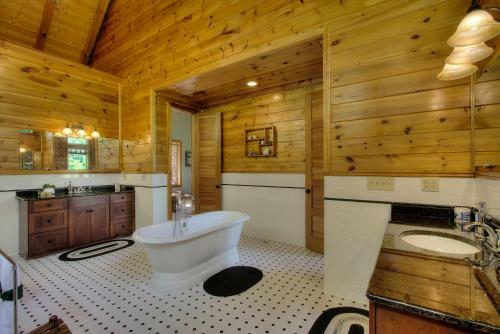 Birds Creek Mansion #650 - Six Bedroom Cabin