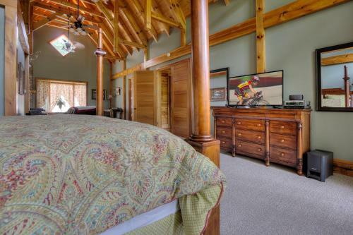 Birds Creek Mansion #650 - Six Bedroom Cabin