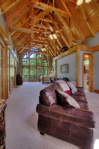 Birds Creek Mansion #650 - Six Bedroom Cabin