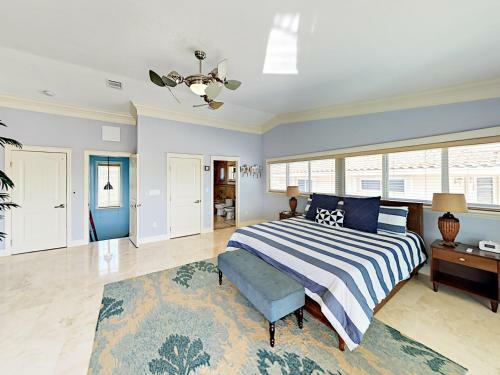 Canal-side Getaway Home Home