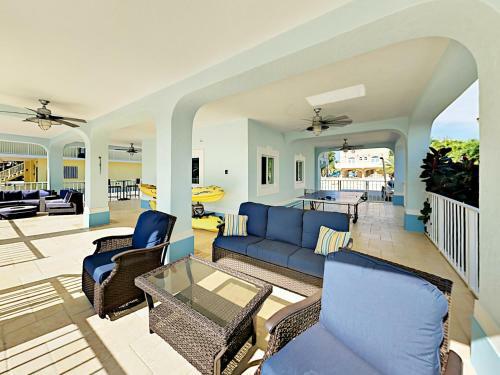 Canal-side Getaway Home Home