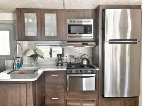 2 Bedroom, Beautiful Patio, Pool, Beach, Marina