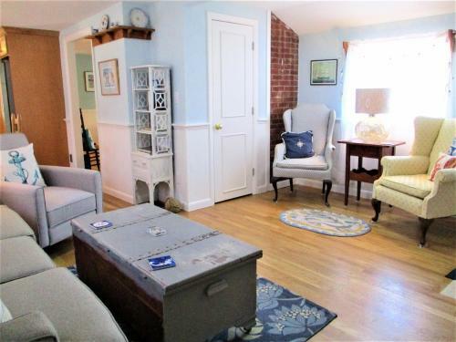 387 Strawberry Hill - 4 Bedroom