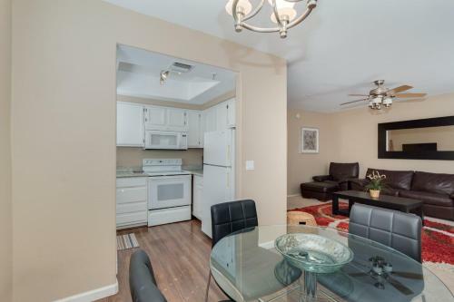 Apartamento 1 Bedroom Condo Large Living Room