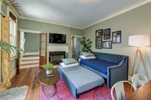 Boutique Home & Courtyard W/ Bikes!