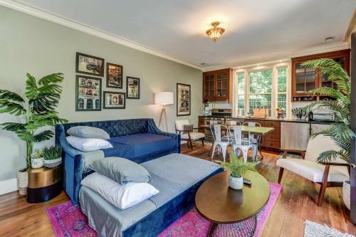 Boutique Home & Courtyard W/ Bikes!
