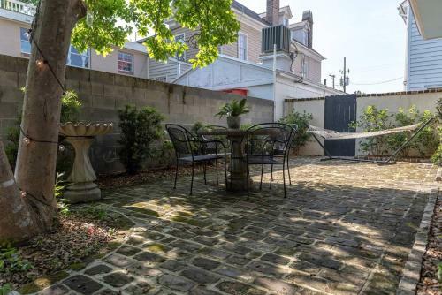 Boutique Home & Courtyard W/ Bikes!