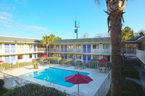 Motel 6 Charleston North