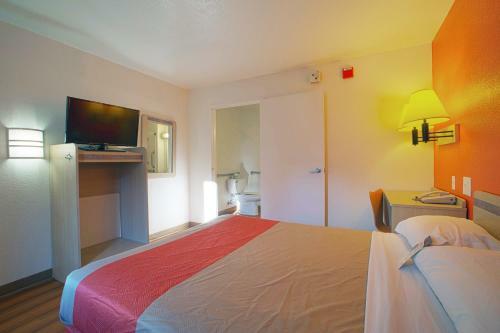 Motel 6 Charleston North