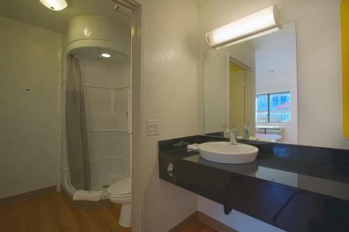 Motel 6 Charleston North