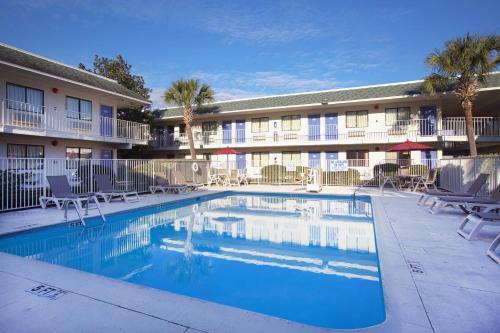 Motel 6 Charleston North