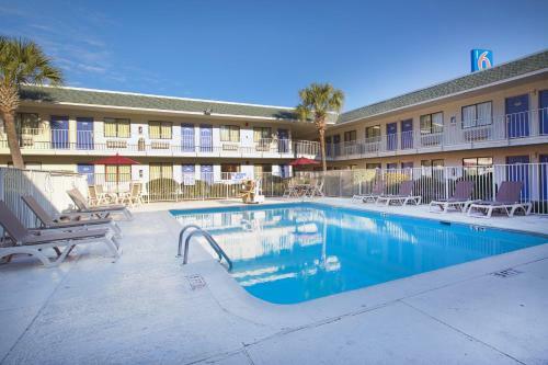 Motel 6 Charleston North