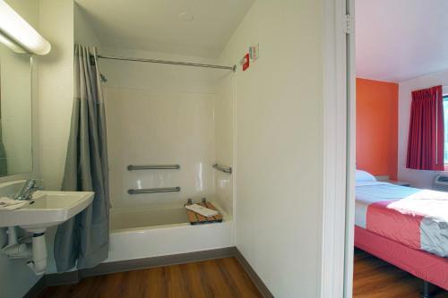 Motel 6 Charleston North