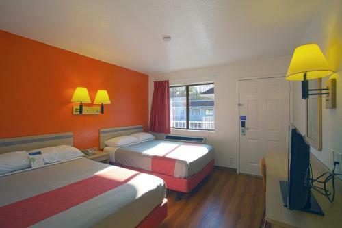 Motel 6 Charleston North