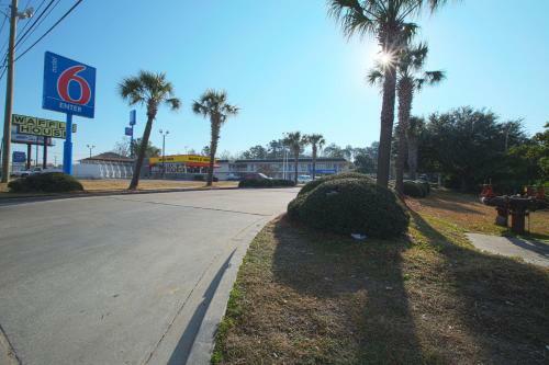 Motel 6 Charleston North