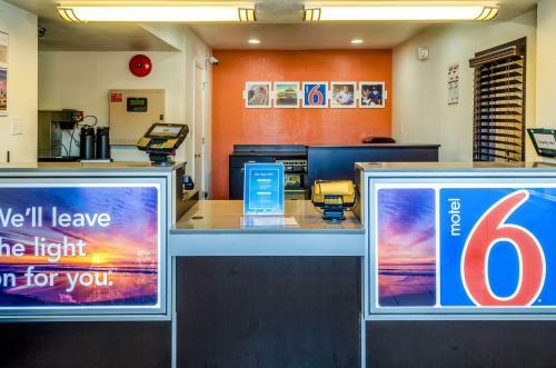 Motel 6 Charleston North