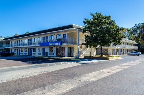 Motel 6 Charleston North