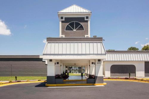 Hotel Quality Inn & Suites University Area