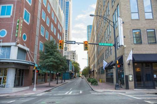Apartamento Uptown Views @ Hidden Oasis | Walk To Stadium 2br