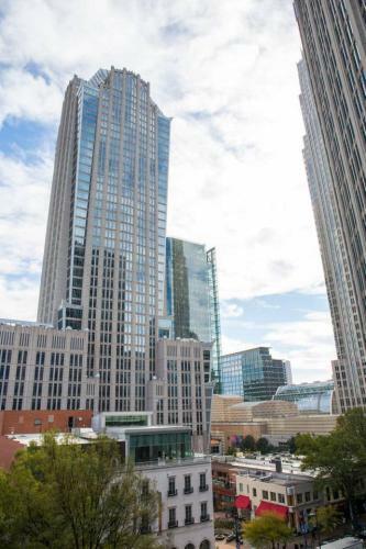 Apartamento Uptown Views @ Hidden Oasis | Walk To Stadium 2br