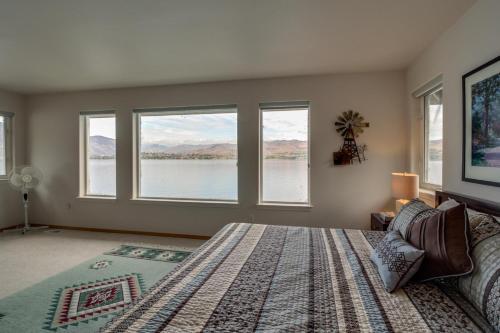 Accent Lakefront Villa