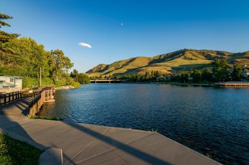 Accent Lakefront Villa