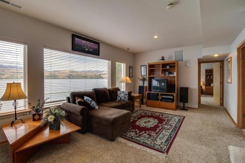Accent Lakefront Villa