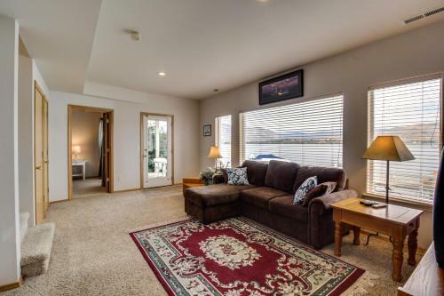 Accent Lakefront Villa