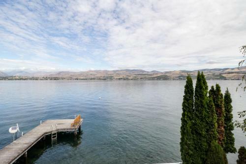 Accent Lakefront Villa