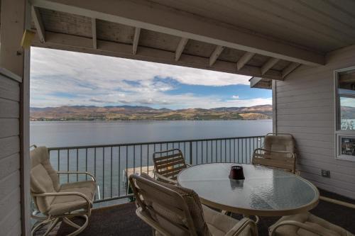 Accent Lakefront Villa