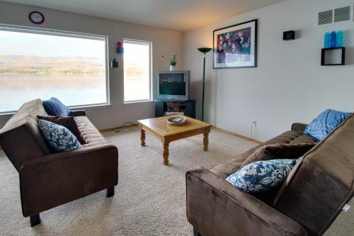 Accent Lakefront Villa