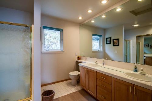 Accent Lakefront Villa