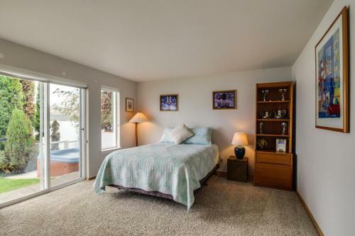 Accent Lakefront Villa