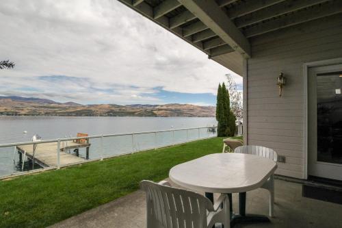 Accent Lakefront Villa