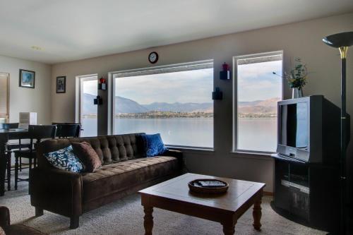 Accent Lakefront Villa
