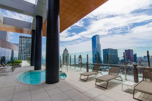 Business Ready 1br Apartment In Loop