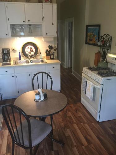Wicker Park Apartment Near Division Blue Line