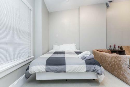 Safe Spacious Mansion In???downtown